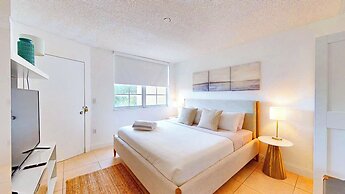 Lux Condo at Yacht Club 10min from Beach