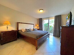 Lux Condo at Yacht Club 10min from Beach