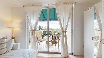 Lux Condo at Yacht Club 10min from Beach