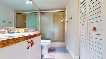 Lux Condo at Yacht Club 10min from Beach