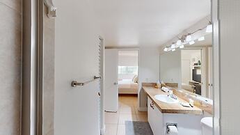 Lux Condo at Yacht Club 10min from Beach