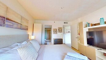 Lux Condo at Yacht Club 10min from Beach