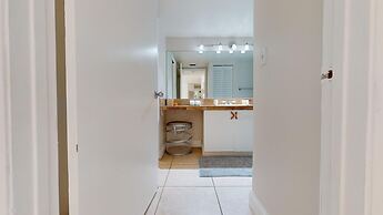 Lux Condo at Yacht Club 10min from Beach