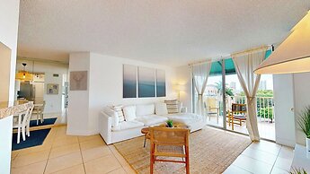 Lux Condo at Yacht Club 10min from Beach
