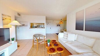 Lux Condo at Yacht Club 10min from Beach