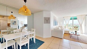 Lux Condo at Yacht Club 10min from Beach