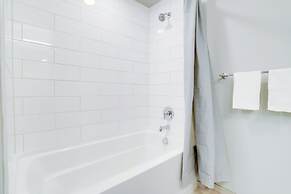 Bright Apartment with Great Amenities