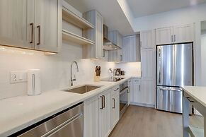 Bright Apartment with Great Amenities