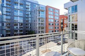 Bright Apartment with Great Amenities