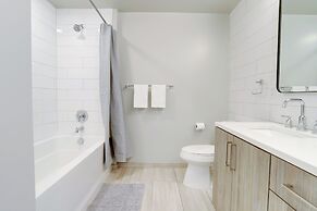 Bright Apartment with Great Amenities