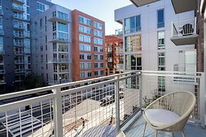 Bright Apartment with Great Amenities