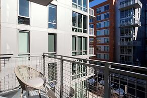 Bright Apartment with Great Amenities