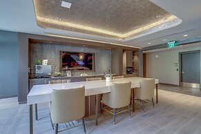 Bright Apartment with Great Amenities