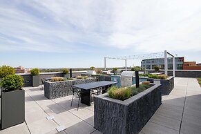 Bright Apartment with Great Amenities