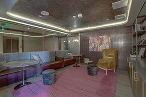 Bright Apartment with Great Amenities