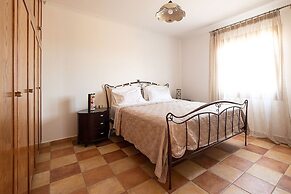 Villa Billia Cheerful 4 Bedroom Home w Ocean View