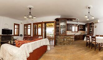 Villa Billia Cheerful 4 Bedroom Home w Ocean View