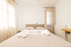 Villa Billia Cheerful 4 Bedroom Home w Ocean View