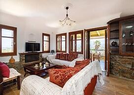 Villa Billia Cheerful 4 Bedroom Home w Ocean View