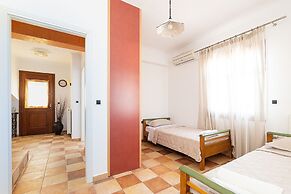 Villa Billia Cheerful 4 Bedroom Home w Ocean View