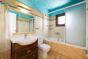 Villa Billia Cheerful 4 Bedroom Home w Ocean View