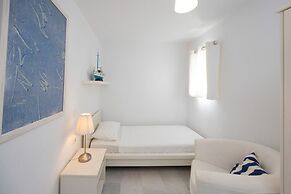 B4 Cycladic Home for 6 by the Beach