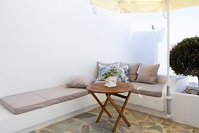 B4 Cycladic Home for 6 by the Beach