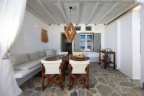 B4 Cycladic Home for 6 by the Beach