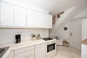 B4 Cycladic Home for 6 by the Beach