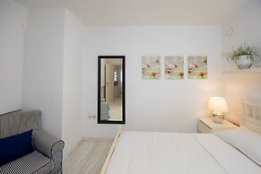 B4 Cycladic Home for 6 by the Beach