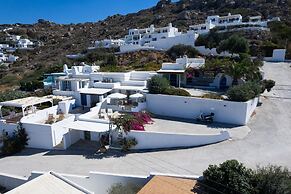 B4 Cycladic Home for 6 by the Beach