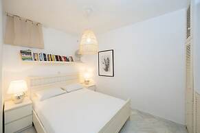 B4 Cycladic Home for 6 by the Beach