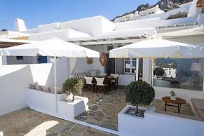 B4 Cycladic Home for 6 by the Beach