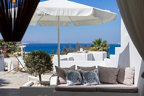 B4 Cycladic Home for 6 by the Beach