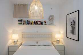 B4 Cycladic Home for 6 by the Beach