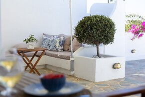 B4 Cycladic Home for 6 by the Beach