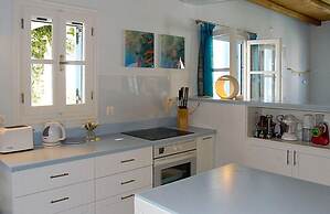 Glyfada CN Cheerful 5 Bedroom Home on the Beach