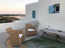 Glyfada CN Cheerful 5 Bedroom Home on the Beach