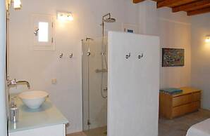 Glyfada CN Cheerful 5 Bedroom Home on the Beach