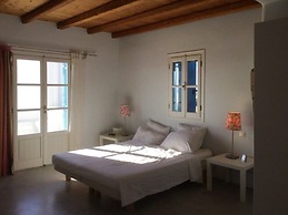 Glyfada CN Cheerful 5 Bedroom Home on the Beach