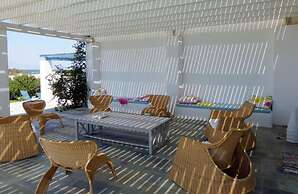 Glyfada CN Cheerful 5 Bedroom Home on the Beach