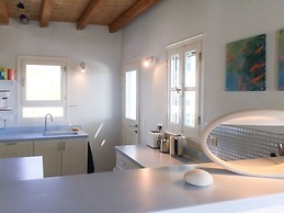 Glyfada CN Cheerful 5 Bedroom Home on the Beach