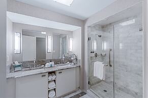 Stylish Oceanview Apartment, Prime Location!