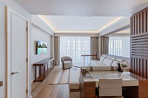 Stylish Oceanview Apartment, Prime Location!