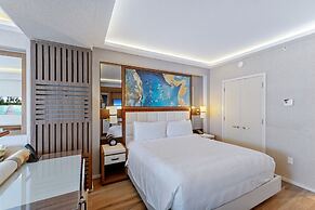 Stylish Oceanview Apartment, Prime Location!