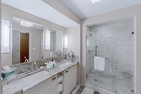 Stylish Oceanview Apartment, Prime Location!