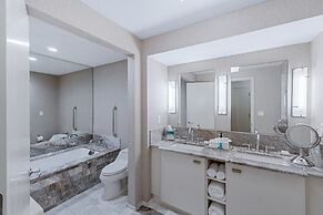 Stylish Oceanview Apartment, Prime Location!