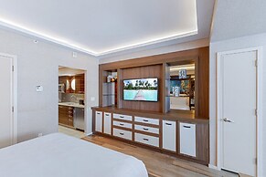 Stylish Oceanview Apartment, Prime Location!