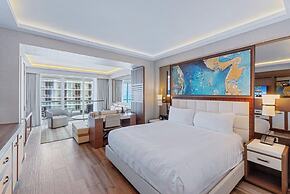 Stylish Oceanview Apartment, Prime Location!