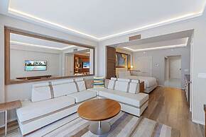 Stylish Oceanview Apartment, Prime Location!